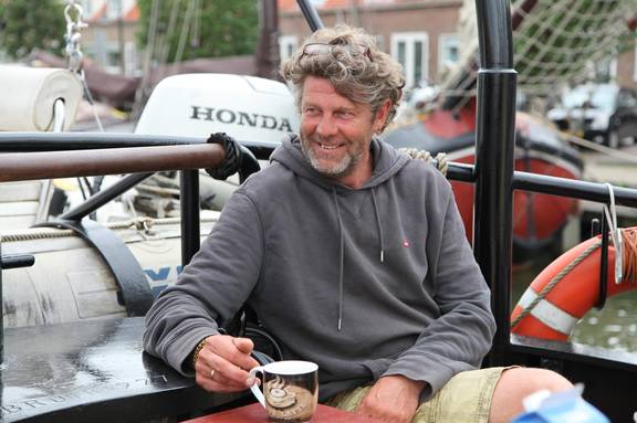 Skipper Hans Luining sitzt an Deck der Korevaer