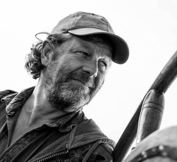Schwarz-Weiß-Porträt von Skipper Hans Luining