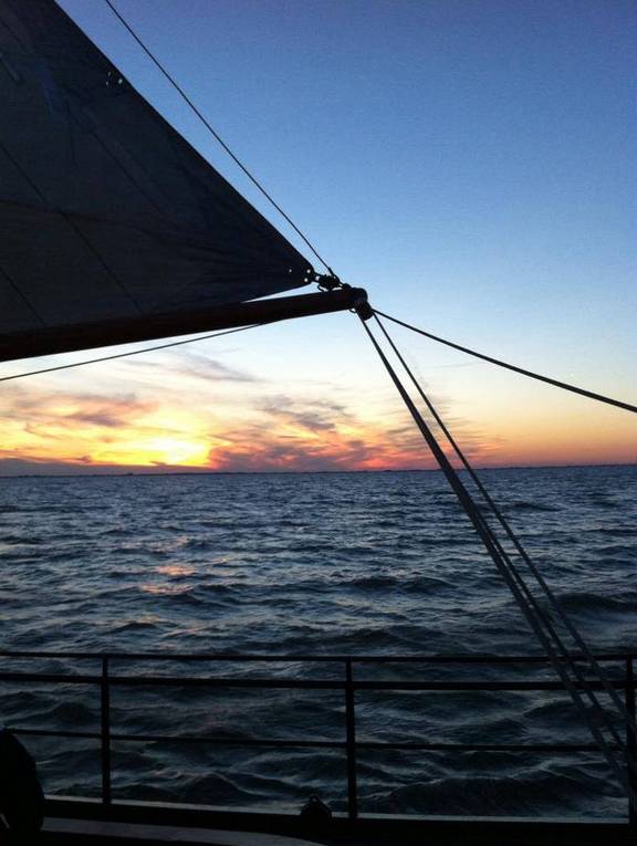 Sonnenuntergang über dem Wasser vom Deck der Korevaer aus gesehen