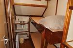 Zweibettkabine mit Etagenbett und Waschbecken auf der Korevaer