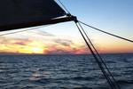 Sonnenuntergang über dem Wasser vom Deck der Korevaer aus gesehen