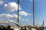 Korevaer im Hafen unter blauem Himmel