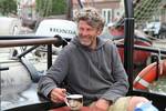 Skipper Hans Luining sitzt an Deck der Korevaer
