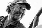 Schwarz-Weiß-Porträt von Skipper Hans Luining
