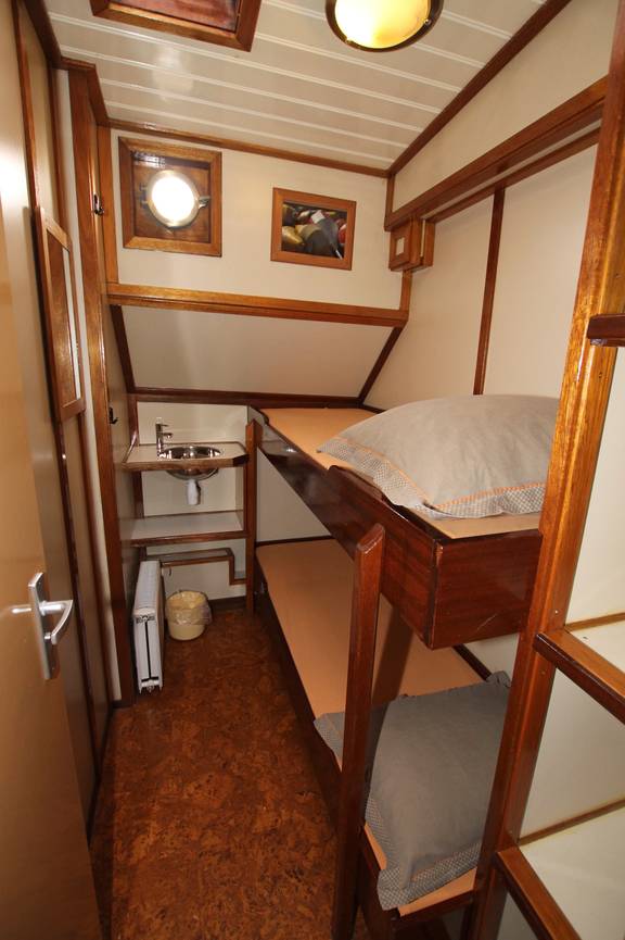 Zweibettkabine mit Etagenbett und Waschbecken auf der Korevaer