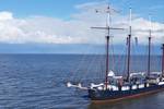 Leafde fan Fryslân mit geborgenen Segeln auf offenem Wasser