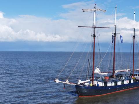 Leafde fan Fryslân mit geborgenen Segeln auf offenem Wasser