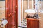 Badezimmer der Leafde fan Fryslân mit Duschkabine und Waschbecken