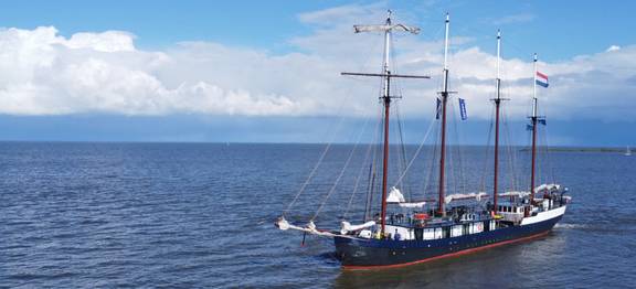 Leafde fan Fryslân mit geborgenen Segeln auf offenem Wasser