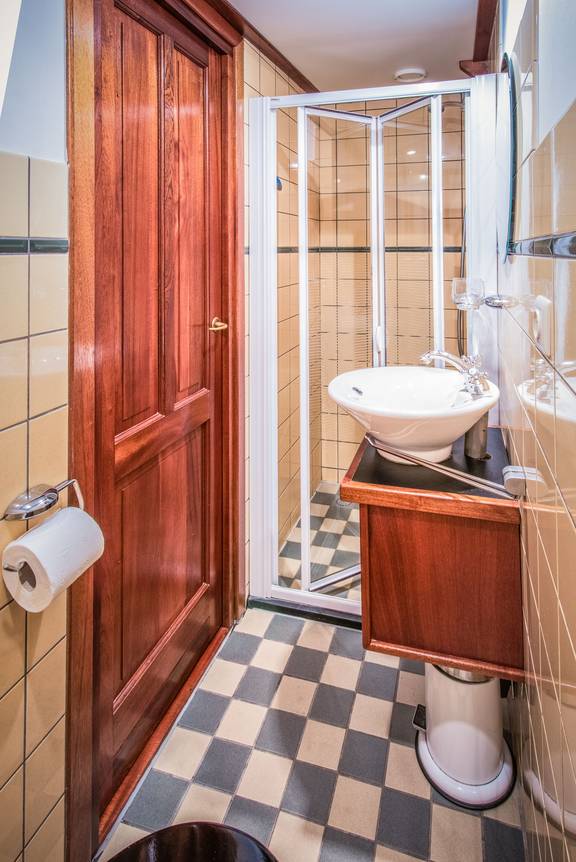 Badezimmer der Leafde fan Fryslân mit Duschkabine und Waschbecken