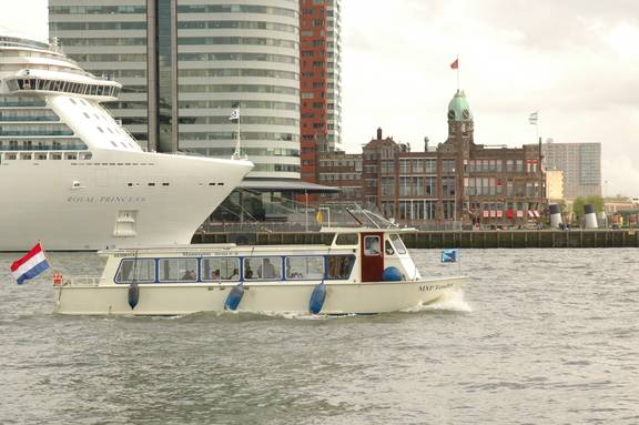 BootBootBoot MXP Tender varend bij Hotel New York