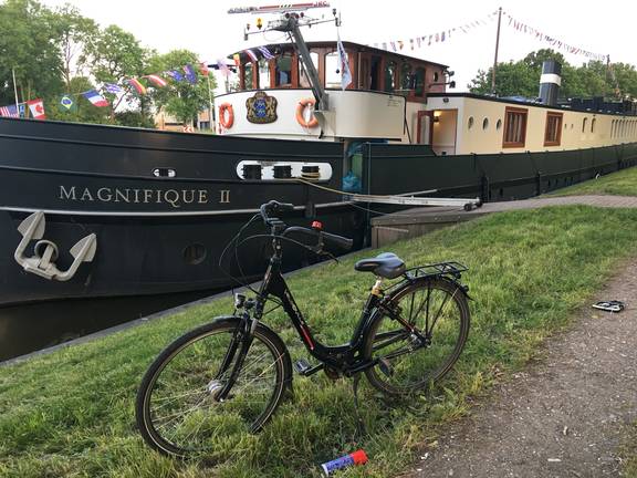 Fahrrad am Ufer neben dem Passagierschiff Magnifique II