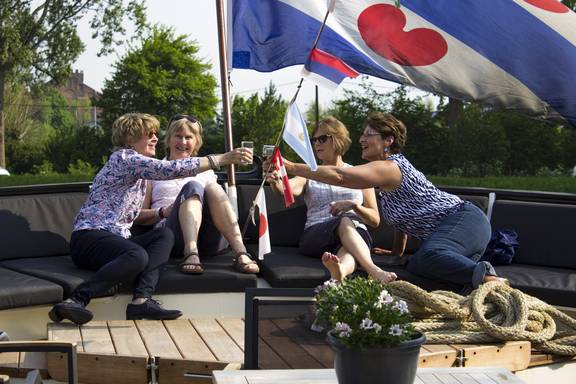 Gäste stoßen an Deck der Magnifique II an