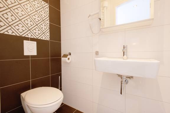 Badezimmer mit Toilette und Waschbecken an Bord der Magnifique III