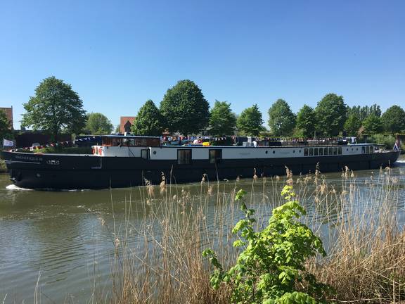 Das Passagierschiff Magnifique III auf einem Kanal