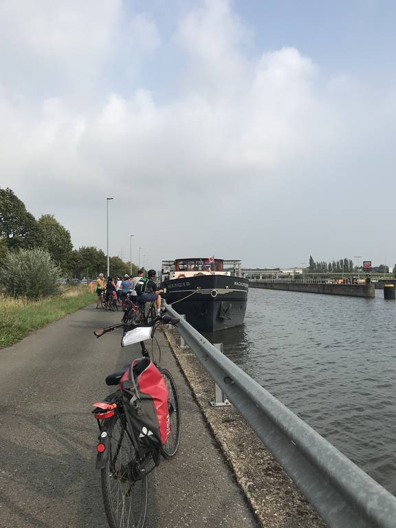 Radfahrer am Kanal bei der festgemachten Magnifique III