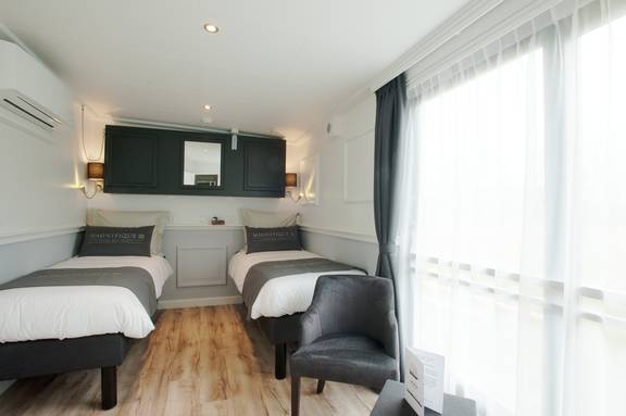 Suite mit zwei Betten und großen Fenstern an Bord der Magnifique III