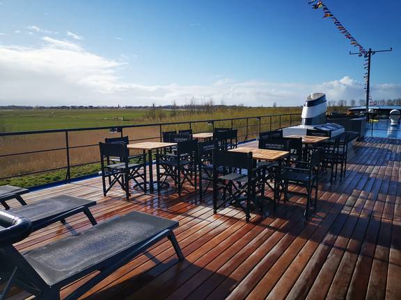 Sonnendeck mit Tischen und Liegestühlen der Magnifique IV