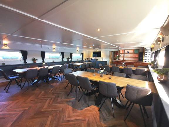 Restaurant an Bord der Magnifique IV