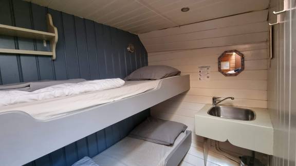 Kabine mit Etagenbett und Waschbecken auf der Medusa
