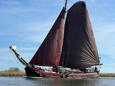 Medusa unter braunen Segeln, vom Bug aus gesehen