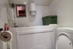 Toilette und Waschbecken an Bord der Medusa