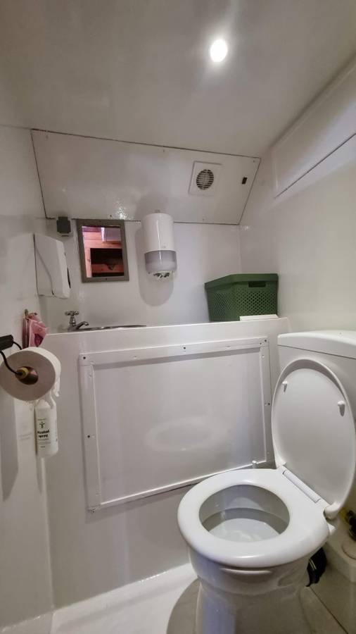 Toilette und Waschbecken an Bord der Medusa
