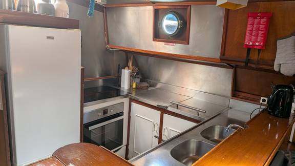 Kombüse mit Herd und Kühlschrank auf der Meridiaan
