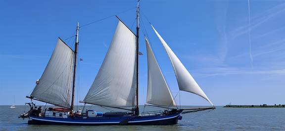 Meridiaan unter vollen Segeln, von der Seite gesehen