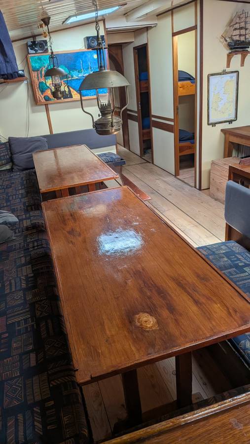 Langer Holzesstisch im Salon der Meridiaan