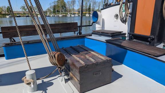Sitzbereich an Deck der Meridiaan mit blauen Bänken