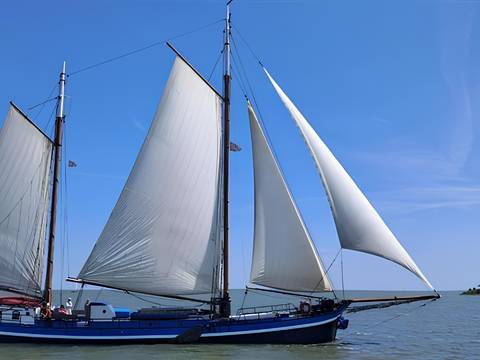 Meridiaan unter vollen Segeln, von der Seite gesehen