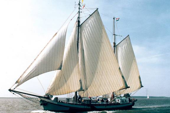 Meridiaan unter Segeln, vom Bug aus gesehen