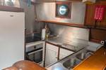 Kombüse mit Herd und Kühlschrank auf der Meridiaan