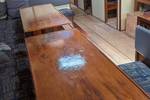 Langer Holzesstisch im Salon der Meridiaan