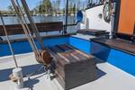 Sitzbereich an Deck der Meridiaan mit blauen Bänken