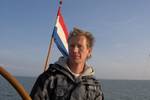 Skipper Egbert Stofbergen am Steuer der Nieuwe Zorg