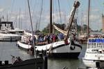 Nieuwe Zorg zwischen anderen Schiffen im Hafen