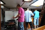 Gäste kochen gemeinsam in der Kombüse der Nieuwe Zorg