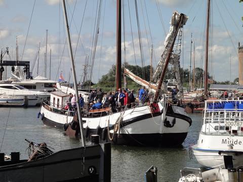 Nieuwe Zorg zwischen anderen Schiffen im Hafen