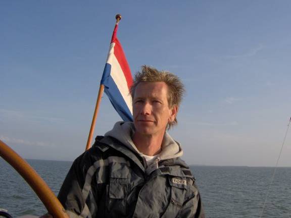 Skipper Egbert Stofbergen am Steuer der Nieuwe Zorg