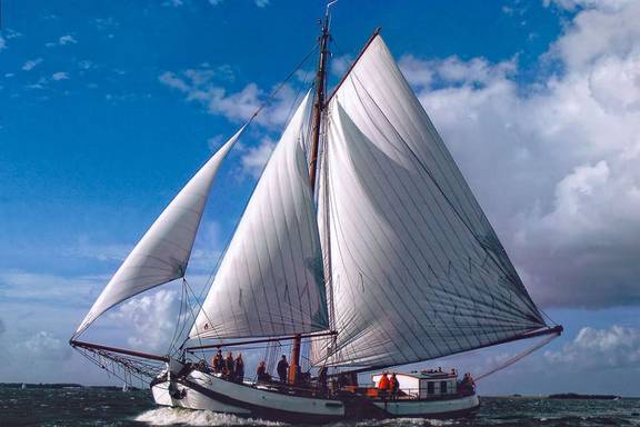 Tjalk Nieuwe Zorg unter weißen Segeln auf dem Wasser