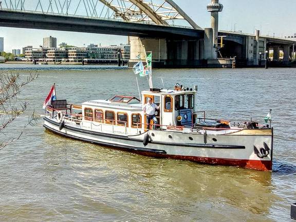 Salonboot Oude Maze fährt an einer Brücke in Rotterdam vorbei