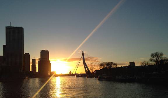 Sonnenuntergang an der Erasmusbrücke, von der Oude Maze aus gesehen