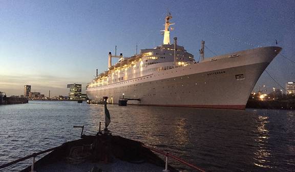 Blick auf die ss Rotterdam während einer Fahrt mit der Oude Maze