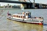 Salonboot Oude Maze fährt an einer Brücke in Rotterdam vorbei