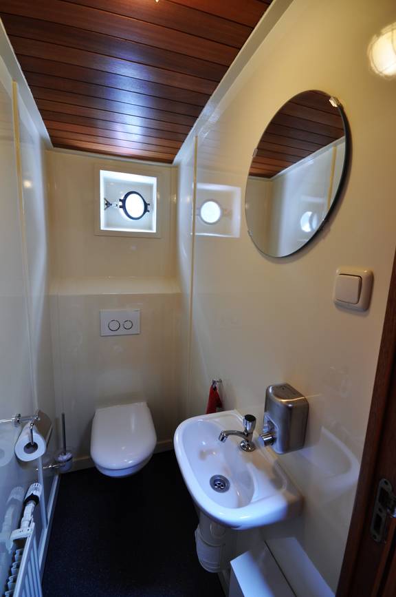 Toilette und Waschbecken an Bord der Passaat