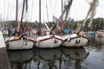 Tjalk Pelikaan zwischen anderen Schiffen im Hafen
