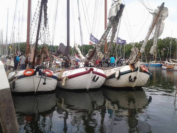 Tjalk Pelikaan zwischen anderen Schiffen im Hafen