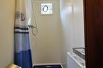 Dusche und Waschbecken im Badezimmer der Poseidon